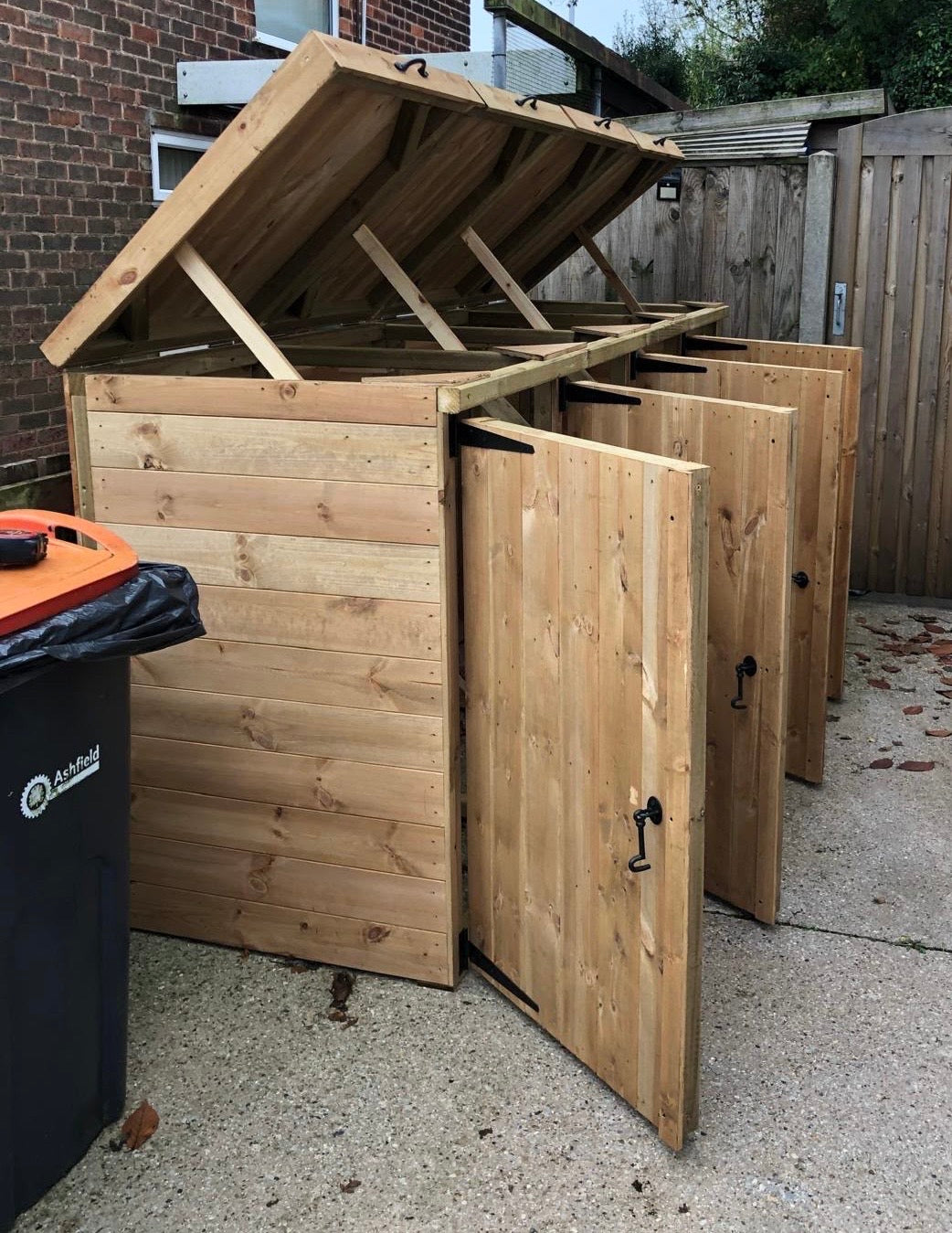 LOJ 4 wheelie bin store with lift-up lid