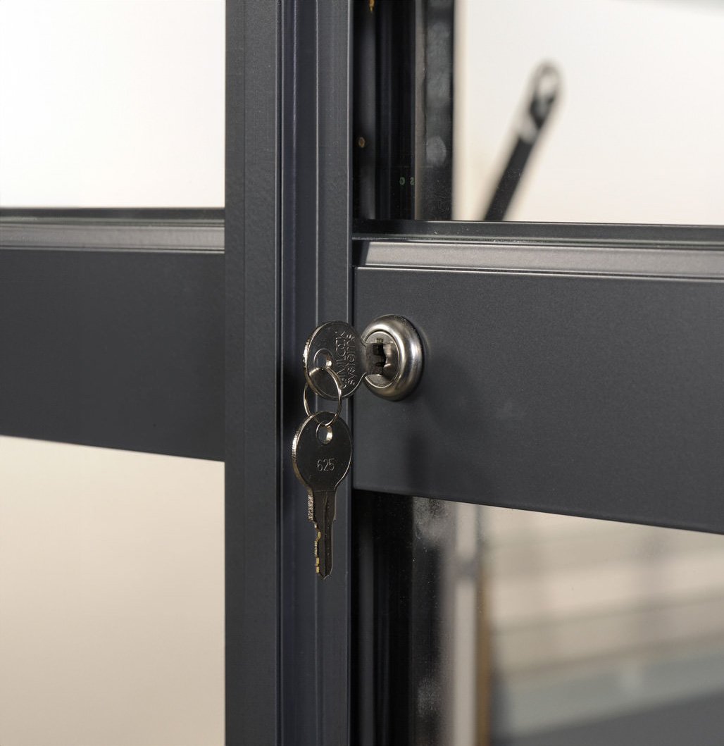 Elite Compact Greenhouse – door lock and key detail